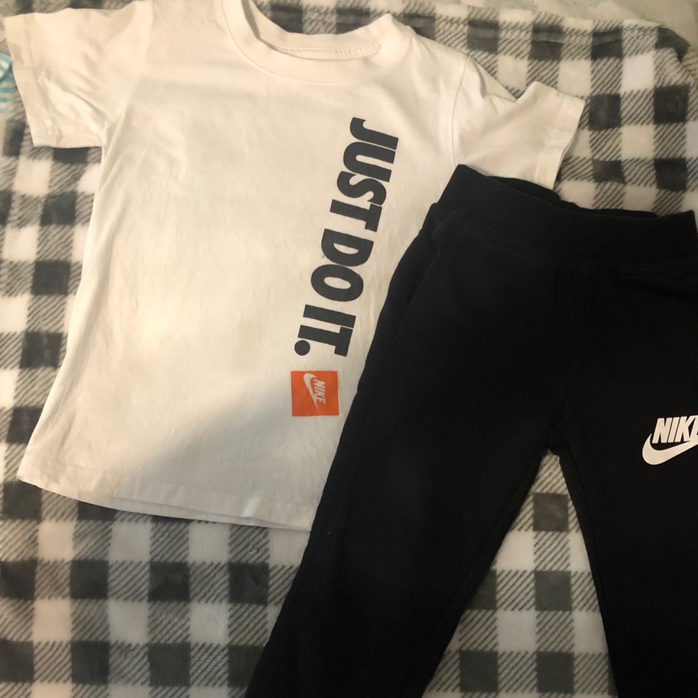 Nike Boys outfit size 5-6 top size 5 sweatpants